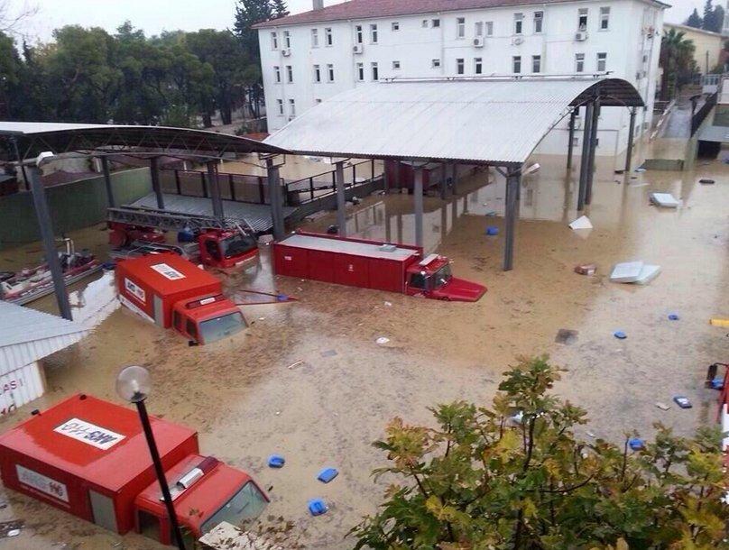 İzmir'i sel aldı - izle