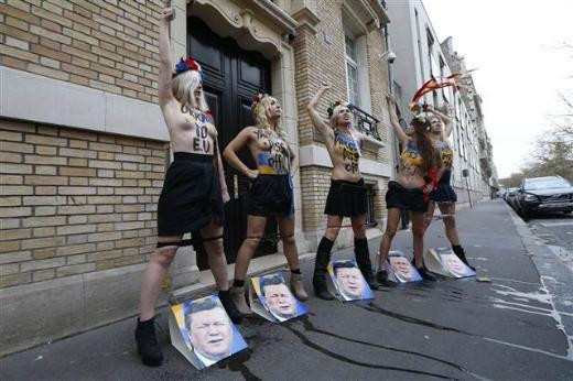 FEMEN Ukrayna Devlet Başkanı'nın fotoğrafına işedi - izle
