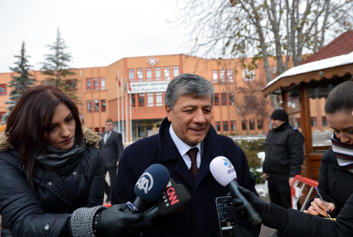 Balbay çocuklarını okula götürdü