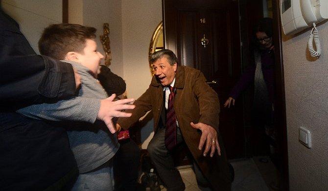 Mustafa Balbay'ın evinde ilk kucaklaşma