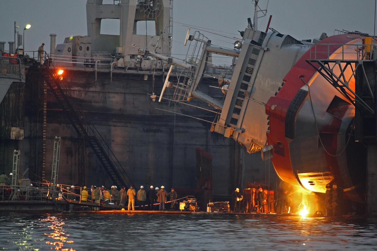 İzmir'de askeri gemi yan yattı: 10 şehit