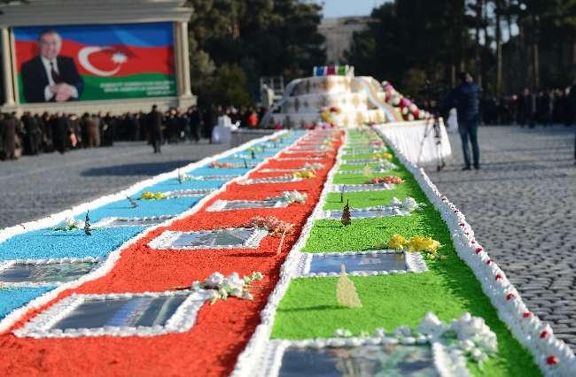 Azerbaycan'da dayanışma günü için 52 metrelik pasta