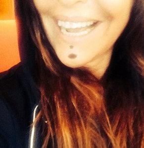 Hülya Avşar çenesine bir dövme daha yaptırdı