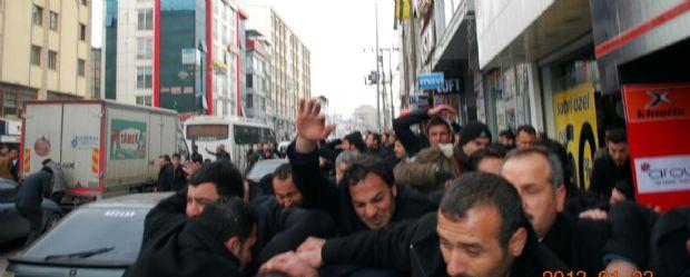 BDP'liler Ak Parti'nin Van adayını taşladı - izle