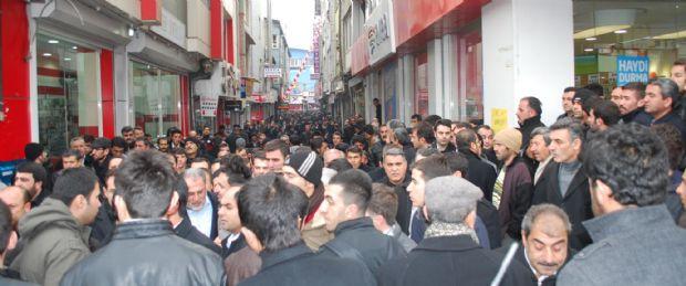 BDP'liler Ak Parti'nin Van adayını taşladı - izle