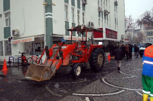 Adıyamanlı bir kişi traktörüyle belediye binasına girdi - izle