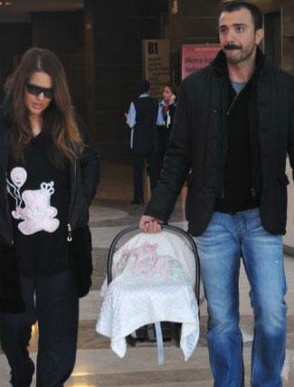 Demet Akalın ve Hira bebek taburcu oldu