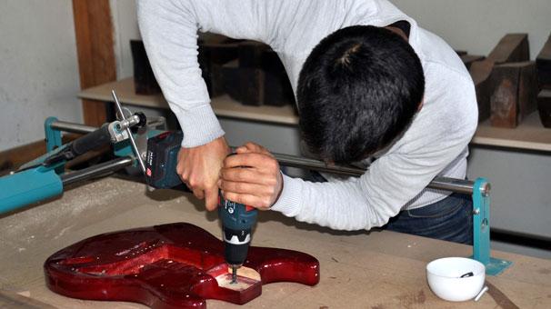 Bitlisli genç ürettiği gitarları dünyaya satıyor