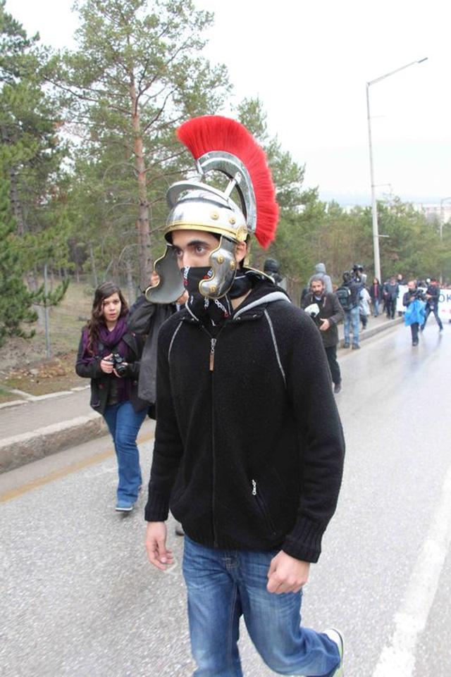 ODTÜ'de yol protestosuna Bizans kıyafetiyle katıldı