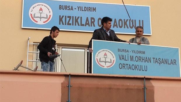 28 Şubat'ta görev yapan valinin ismi okuldan kaldırıldı