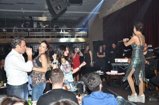 Yıldız Tilbe'nin boyu topukluyla 1.80 oldu