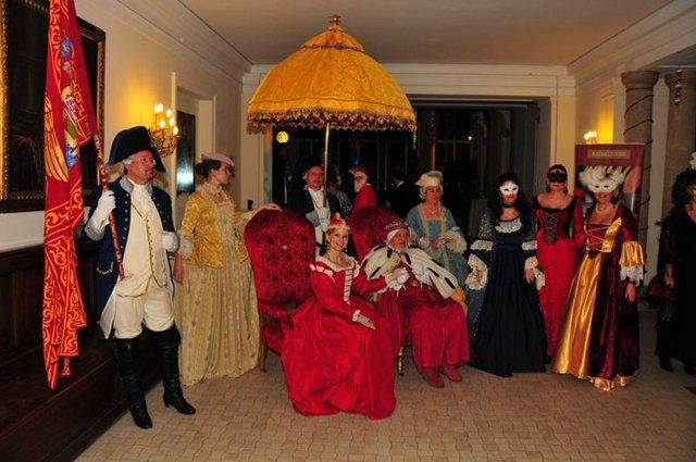 Rahmi Koç Venedik Karnavalı'nda kilt giydi