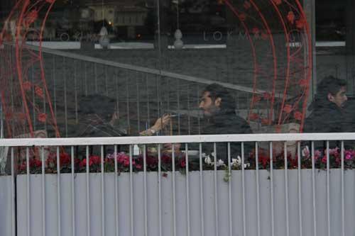 Nişanlısı Hamit Altıntop'u elleriyle besledi