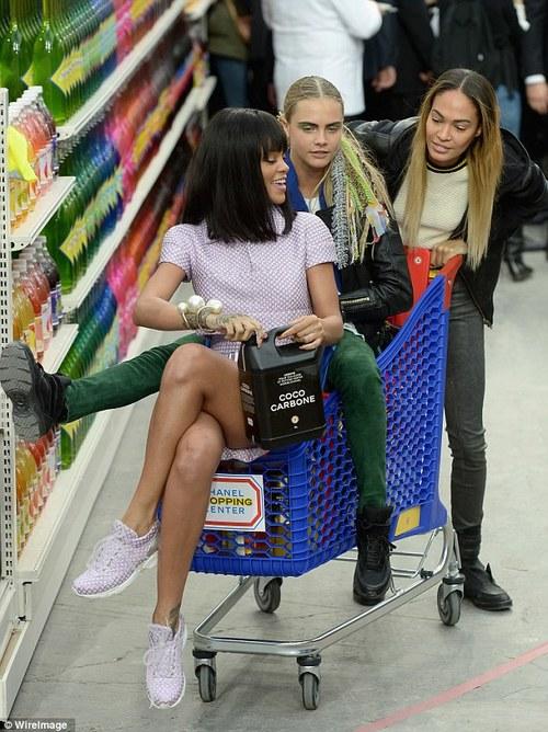 Rihanna'yı sepete attılar