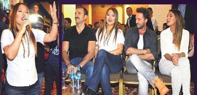 Demet Akalın ödül töreninde boy gösterdi