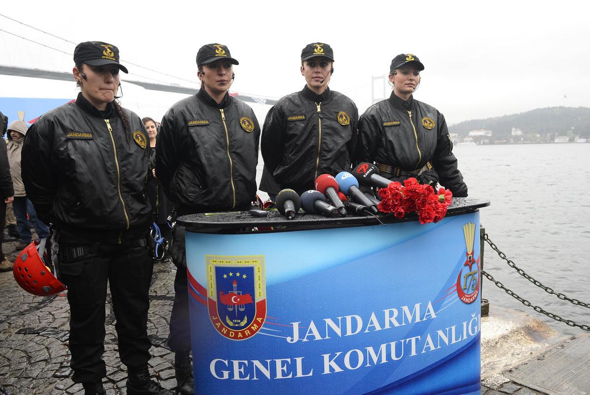 Kadın komandolar Boğaz'da gösteri yaptı İZLE