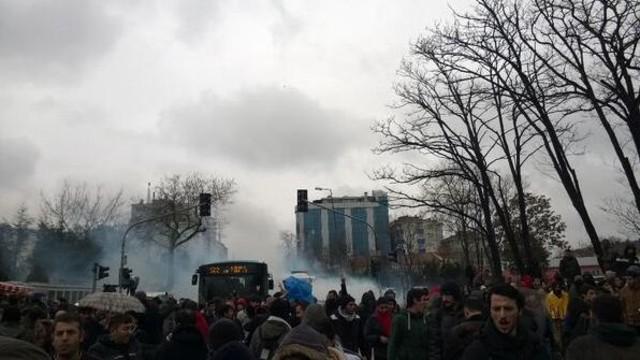 Okmeydanı Hastanesi önünde polise taşlı saldırı İZLE