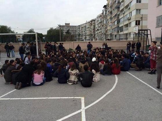 Okmeydanı Hastanesi önünde polise taşlı saldırı İZLE