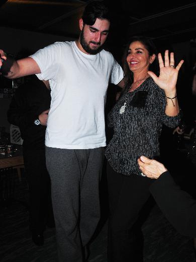 İdo ve Derya Tuna karşılıklı göbek attı