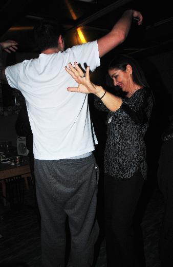 İdo ve Derya Tuna karşılıklı göbek attı