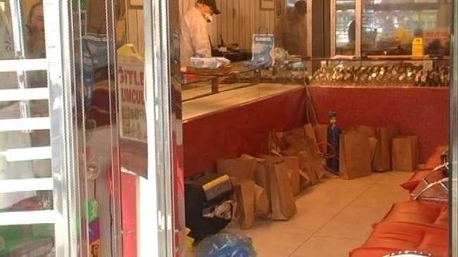 Kazdıkları tünelden kuyumcuya girip servet götürdüler