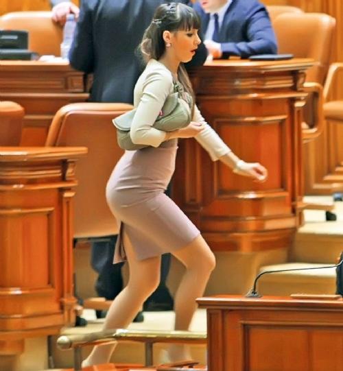 Kadın vekilin kıyafeti Romanya'yı karıştırdı