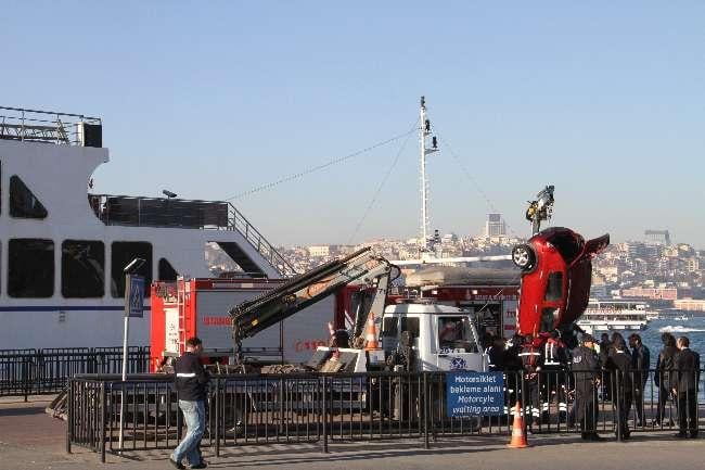 Otomobil arabalı vapurdan denize düştü: 1 ölü