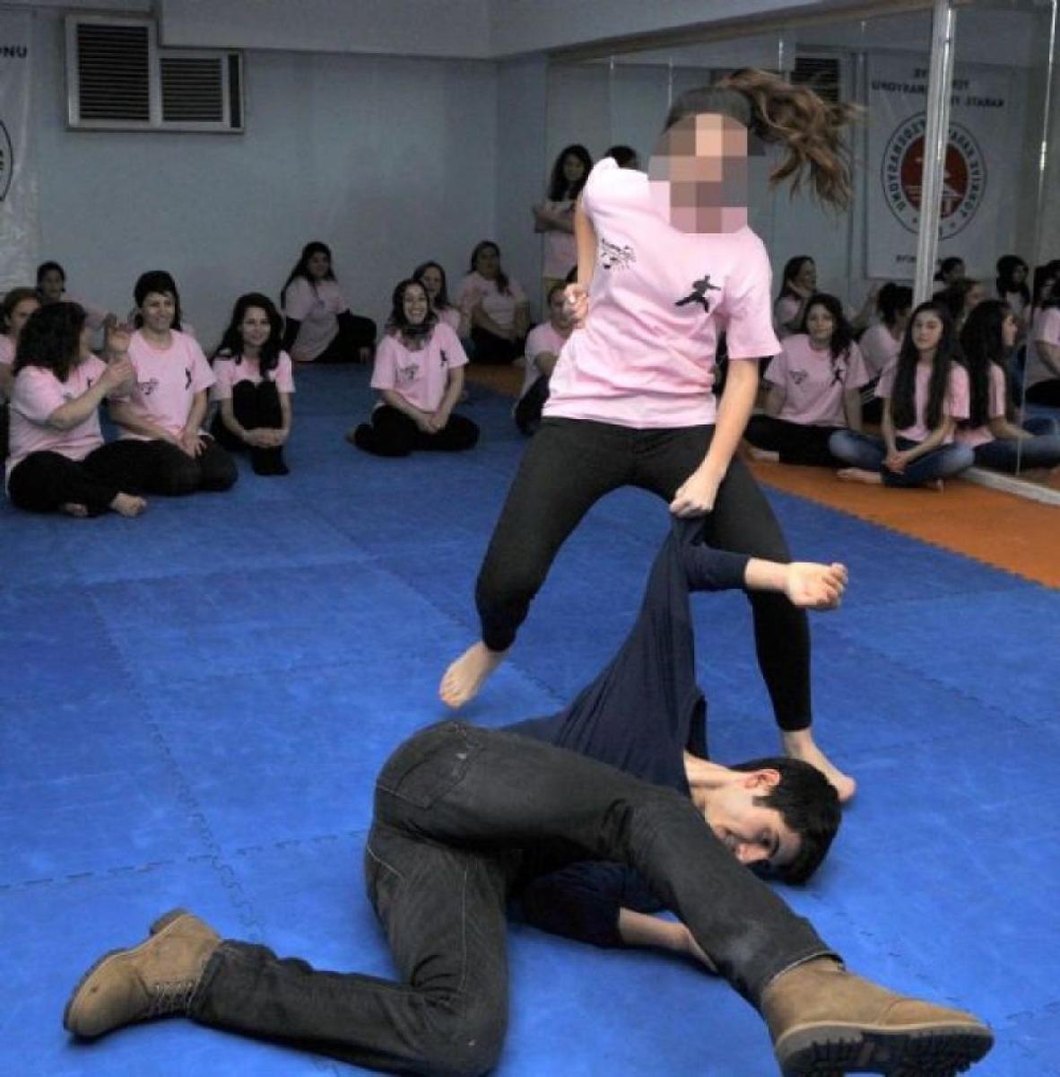 Milli kareteci eşini dövdü