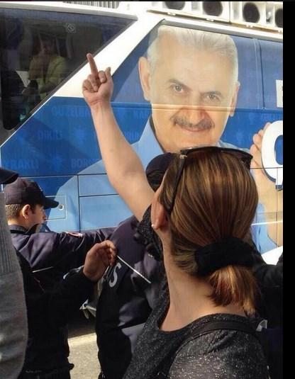 Erdoğan'dan orta parmak yapan kadına cevap İZLE