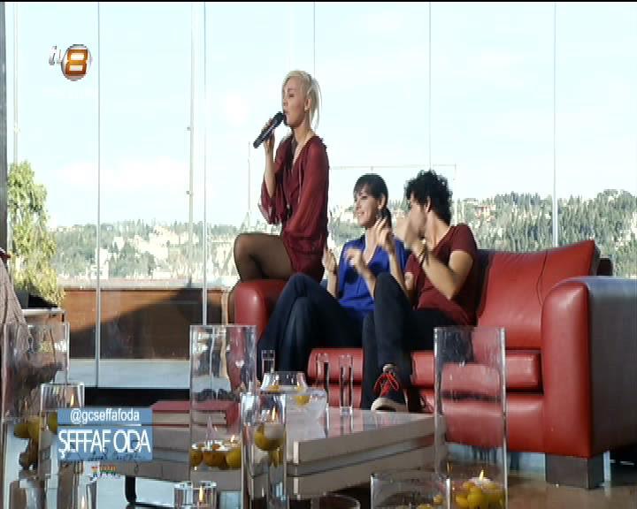 Ömür Gedik'in Şeffaf Oda'da dikkat çeken kıyafeti İZLE