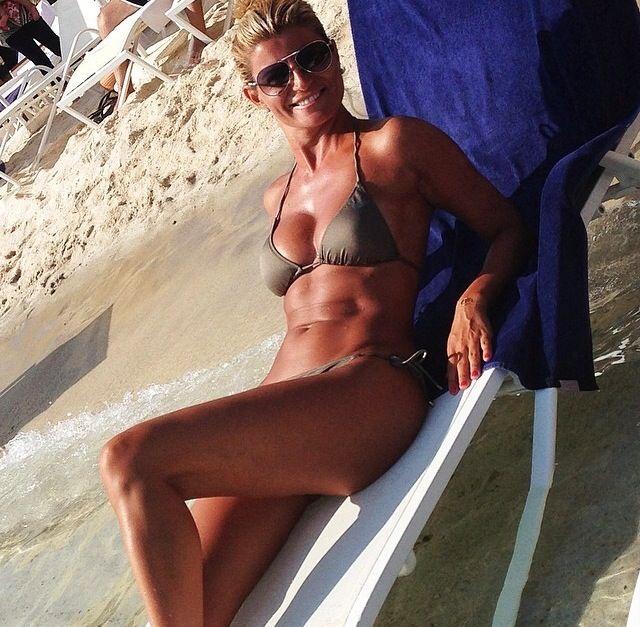 Ece Vahapoğlu'ndan ilk bikinili fotoğraf