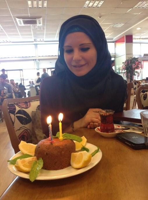 Burcu Çetinkaya'nın çiğ köfteden doğum günü pastası