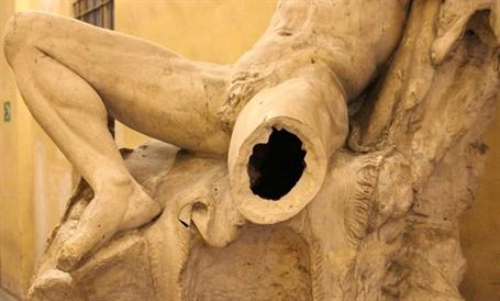 Selfie çekerken tarihi heykelin bacağını kırdı