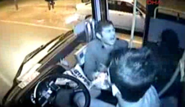 Sivas'ta bir halk otobüsü şoförü terör estirdi İZLE