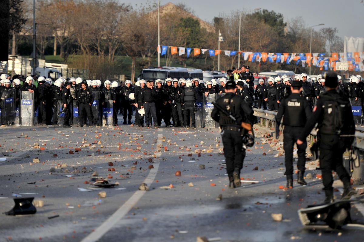 Kazlıçeşme'de polise taşlı saldırı