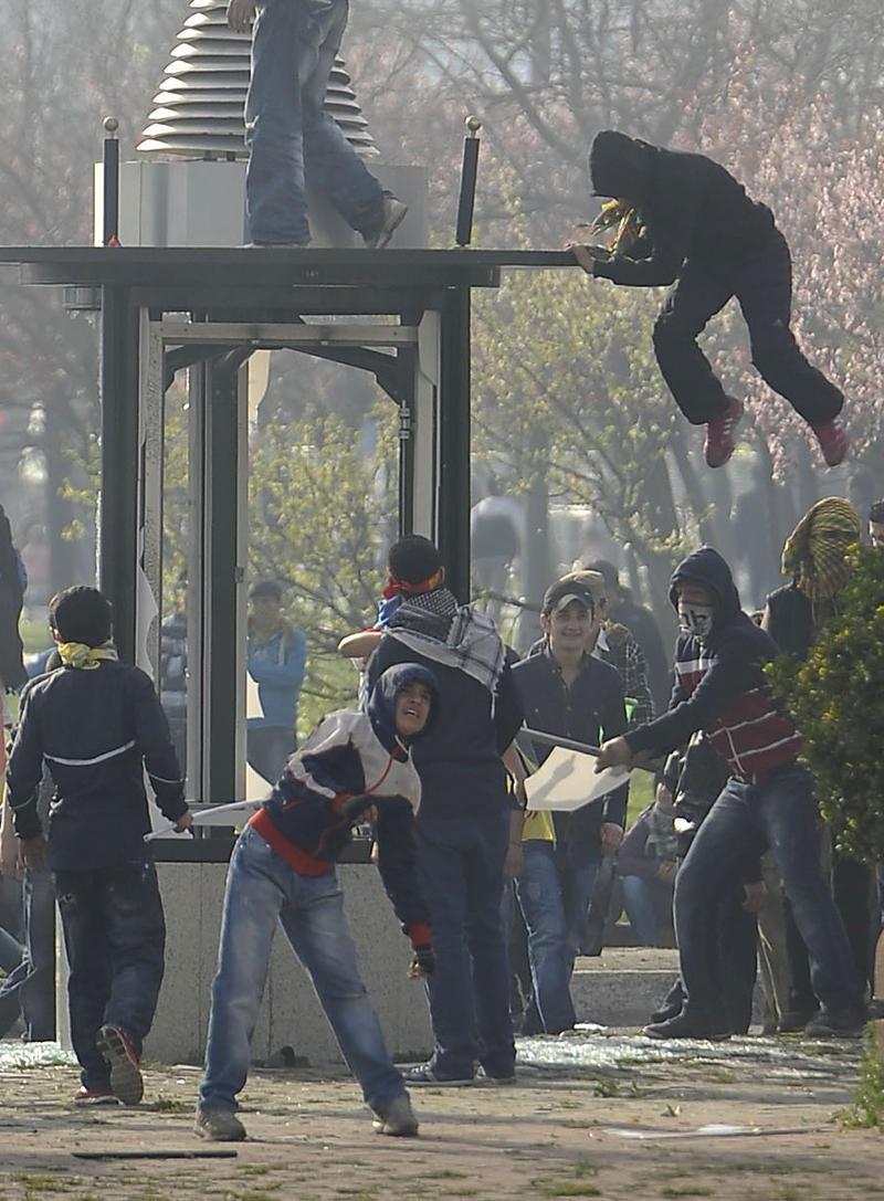 Kazlıçeşme'de polise taşlı saldırı