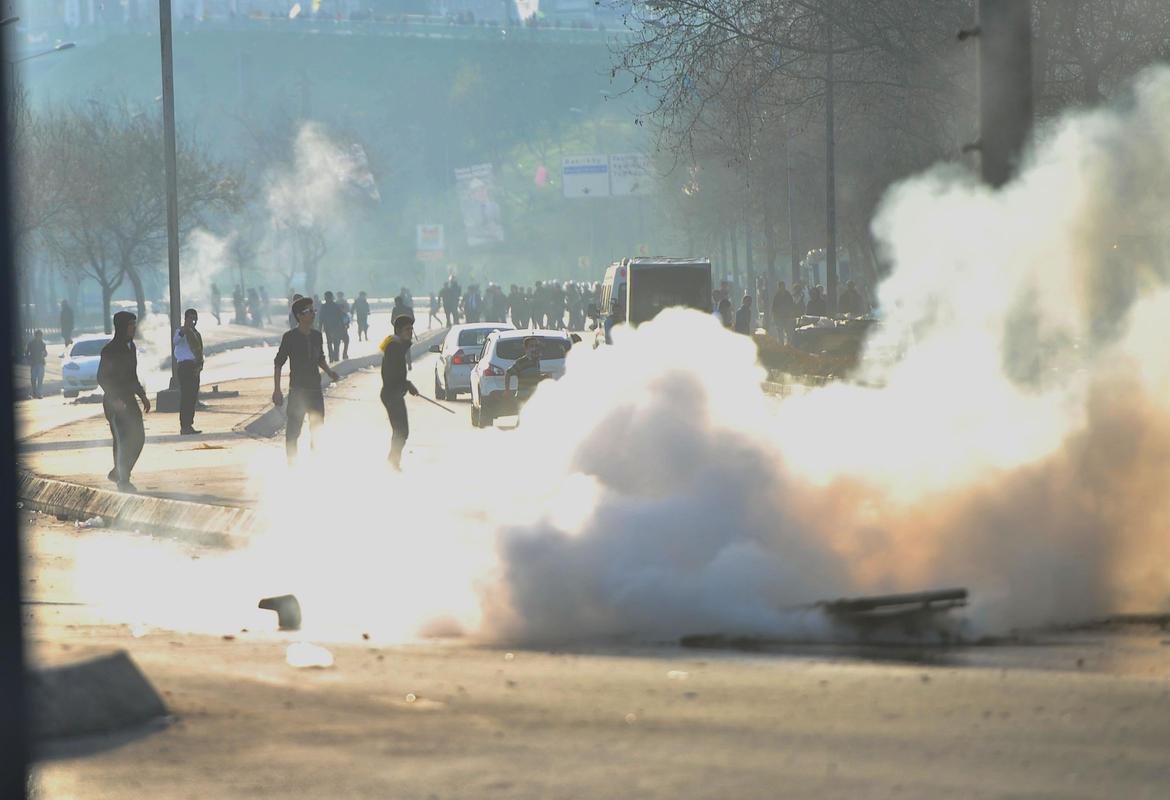 Kazlıçeşme'de polise taşlı saldırı