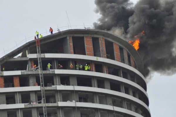 Batışehir Rezidans'ta yangın kontrol altına alındı