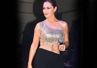 Hülya Avşar dövmelerini sergiledi