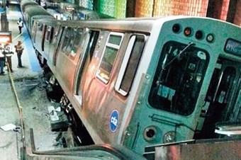 ABD'de metro raylardan çıktı faciadan dönüldü