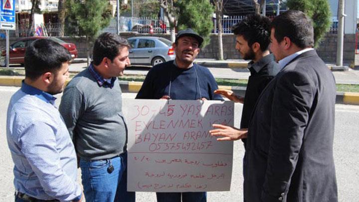 Gaziantepli kişi pankart ile sokaklarda eş aradı