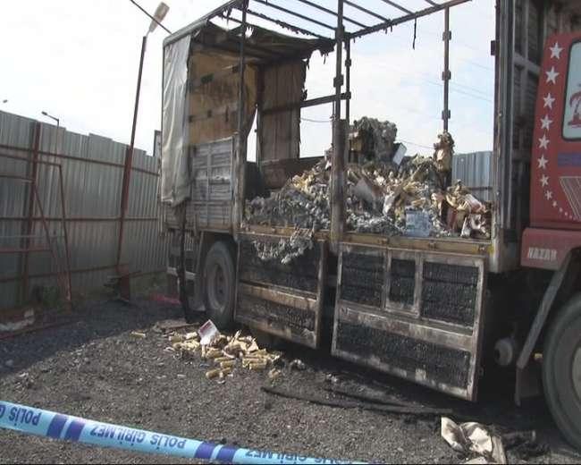 Ataşehir'de Ak Parti broşürleri taşıyan araç kundaklandı İZLE