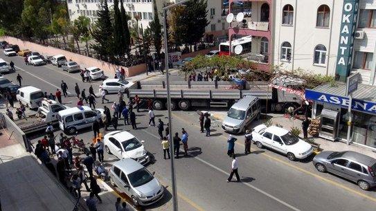 Antalya'da bir TIR markete girdi