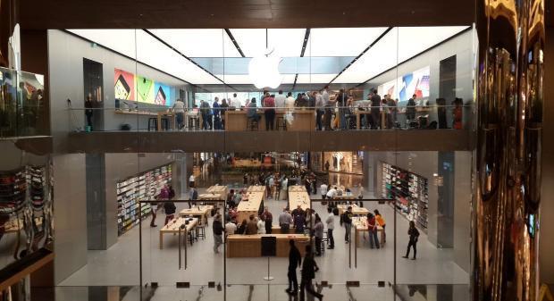 Apple Store'un Zorlu Center'daki mağazası bugün açıldı