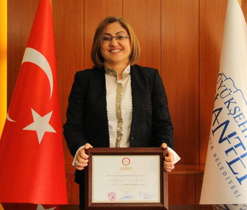 Fatma Şahin mazbatasını aldı