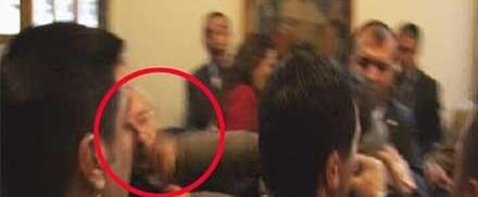 Kemal Kılıçdaroğlu'na yumruklu saldırı - İZLE