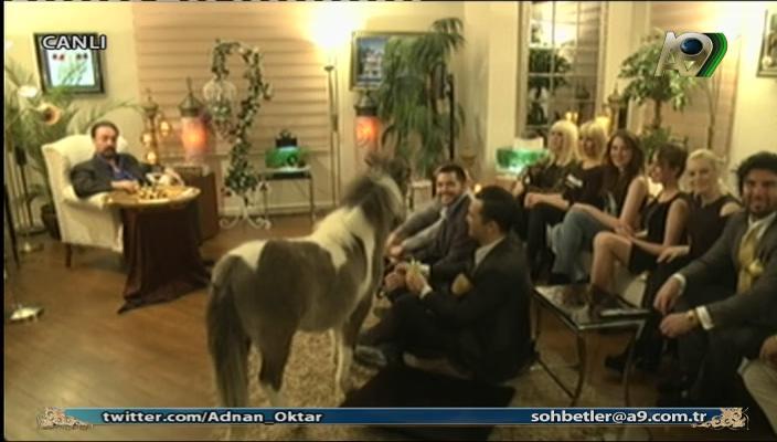 Adnan Oktar canlı yayına at çıkardı İZLE