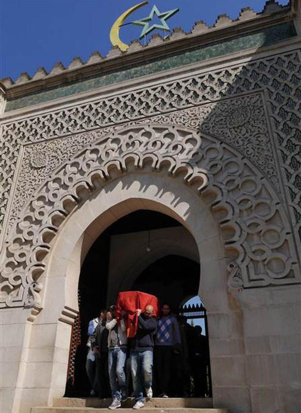 Abdülmecid'in torunu Fevziye Osmanoğlu toprağa verildi