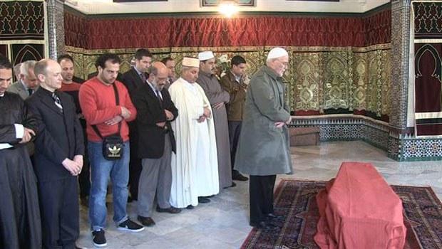 Abdülmecid'in torunu Fevziye Osmanoğlu toprağa verildi