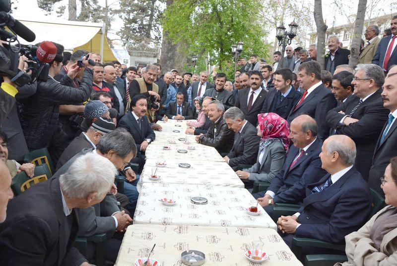 Bahçeli çay bahçesinde Ferdi Tayfur'un şarkısını söyletti